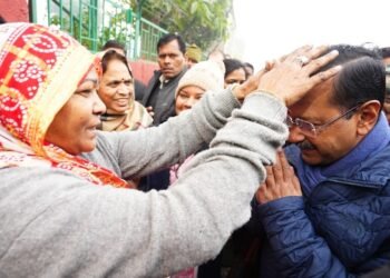 केजरीवाल ने नई दिल्ली सीट से नामांकन से पहले कनॉट प्लेस के हनुमान मंदिर में की पूजा।