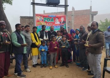 समाजवादी पार्टी PDA परिवार संयोजक नगर अध्यक्ष बिधूना हिमांशु गुप्ता जी ने मकर संक्रांति पर किया खिचड़ी वितरण