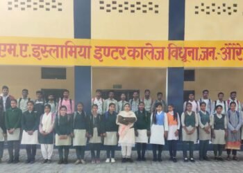 M.A. इस्लामिया इंटर कॉलेज के छात्रों ने प्रिंसिपल संग खिंचवाई यादगार सेल्फी