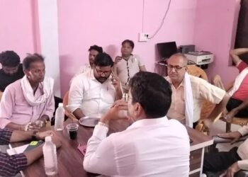 ग्राम प्रधान के खिलाफ जांच करने पहुंचे जिला कृषि अधिकारी*