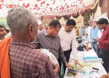 ग्राम फरिहा में आकांक्षी शिविर का आयोजन, बाढ़ प्रभावित ग्रामीणों को योजनाओं का त्वरित लाभ प्रदान कर किया गया लाभान्वित