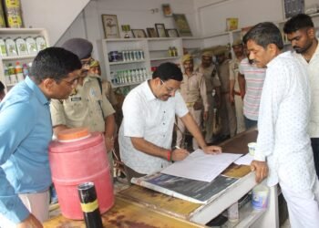 उर्वरक की कालाबाजारी पर जिलाधिकारी सख्त, कई गोदाम सील — जनपद में उर्वरक की नहीं है कोई कमी