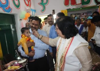 राज्यमंत्री प्रतिभा शुक्ला ने भाग्यनगर ब्लॉक के आंगनबाड़ी केंद्रों और विद्यालयों का किया निरीक्षण, बच्चों से पूछे पहाड़े व सुलेख भी पढ़वाया