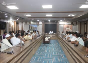 एफसीआई से अनाज आपूर्ति में पारदर्शिता पर ज़ोर: जिलाधिकारी ने दिए GPS निगरानी और कड़ी कार्रवाई के निर्देश