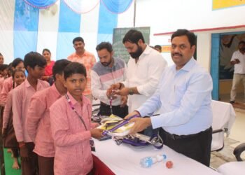 ज्ञान रूपी गोलक की ओर कदम : जिलाधिकारी डॉ. इंद्रमणि त्रिपाठी ने बच्चों को सिखाया शिक्षा का सही अर्थ