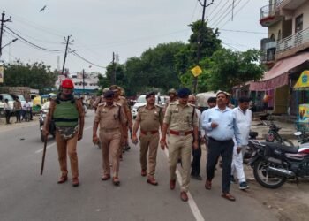 नवरात्रि एवं आगामी त्योहारों के मद्देनज़र डीएम और एसपी ने निकाला फ्लैग मार्च, लोगों से शांति बनाए रखने की अपील