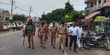 नवरात्रि एवं आगामी त्योहारों के मद्देनज़र डीएम और एसपी ने निकाला फ्लैग मार्च, लोगों से शांति बनाए रखने की अपील