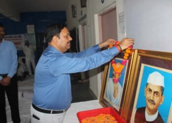 गांधी-शास्त्री जयंती पर जनपद में श्रद्धांजलि, चित्रकला प्रतियोगिता के विजेताओं को किया गया सम्मानित