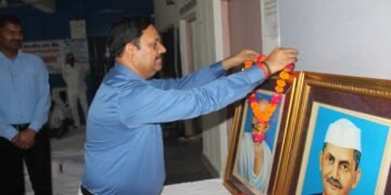 गांधी-शास्त्री जयंती पर जनपद में श्रद्धांजलि, चित्रकला प्रतियोगिता के विजेताओं को किया गया सम्मानित