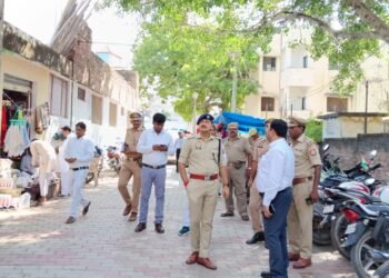 शांति एवं कानून व्यवस्था हेतु औरैया में डीएम व एसपी ने निकाला पैदल मार्च, ड्रोन से की निगरानी