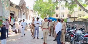 शांति एवं कानून व्यवस्था हेतु औरैया में डीएम व एसपी ने निकाला पैदल मार्च, ड्रोन से की निगरानी