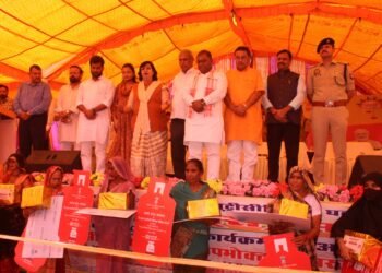 महिलाओं को उज्ज्वला योजना के अंतर्गत मुफ्त गैस सिलेंडर की सौगात, किसानों को मिला श्रीअन्न महोत्सव से नवाचार का संबल, औरैया में स्वदेशी मेले का आयोजन