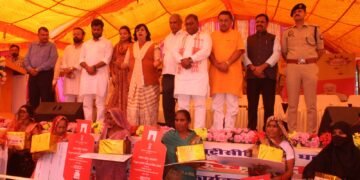 महिलाओं को उज्ज्वला योजना के अंतर्गत मुफ्त गैस सिलेंडर की सौगात, किसानों को मिला श्रीअन्न महोत्सव से नवाचार का संबल, औरैया में स्वदेशी मेले का आयोजन