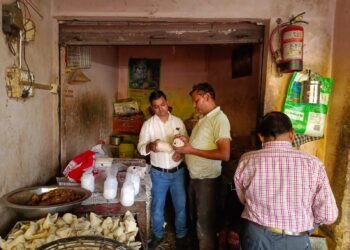 दीपावली पर्व के मद्देनज़र औरैया में खाद्य सुरक्षा विभाग का विशेष अभियान  मिलावटी खाद्य पदार्थों पर सख़्त कार्रवाई, नमूनों की जांच जारी, तेल सीज और मिठाई विनष्ट