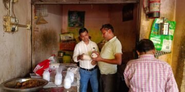 दीपावली पर्व के मद्देनज़र औरैया में खाद्य सुरक्षा विभाग का विशेष अभियान  मिलावटी खाद्य पदार्थों पर सख़्त कार्रवाई, नमूनों की जांच जारी, तेल सीज और मिठाई विनष्ट