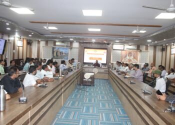 निर्धारित समय में विद्युत विभाग उपभोक्ता के यहां नेट मीटर करें स्थापित  सोलर उपभोक्ताओं की मीटर संबंधी समस्या का प्राथमिकता से हो समाधान  उपभोक्ता व्हाट्सएप पर करें शिकायत, अधिशाषी अभियंता विद्युत हों अवगत  बैंक ऑफ बड़ौदा को ऋण स्वीकृति में बाधा उत्पन्न करने पर पत्राचार के निर्देश  बैठक से अनुपस्थित वेंडरों को पैनल से हटाने हेतु पत्राचार किया जाए