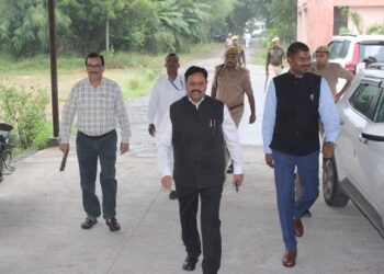 जिला मजिस्ट्रेट डॉ. इन्द्रमणि त्रिपाठी ने किया ईवीएम-वीवीपैट वेयरहाउस का मासिक निरीक्षण  सुरक्षा व्यवस्था और साफ-सफाई दुरुस्त रखने के दिए निर्देश, सीसीटीवी कंट्रोल रूम 24 घंटे संचालित रखने पर जोर