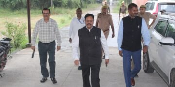 जिला मजिस्ट्रेट डॉ. इन्द्रमणि त्रिपाठी ने किया ईवीएम-वीवीपैट वेयरहाउस का मासिक निरीक्षण  सुरक्षा व्यवस्था और साफ-सफाई दुरुस्त रखने के दिए निर्देश, सीसीटीवी कंट्रोल रूम 24 घंटे संचालित रखने पर जोर